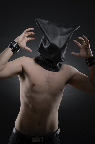 Ein Mann in einer Bondage-Maske aus Leder